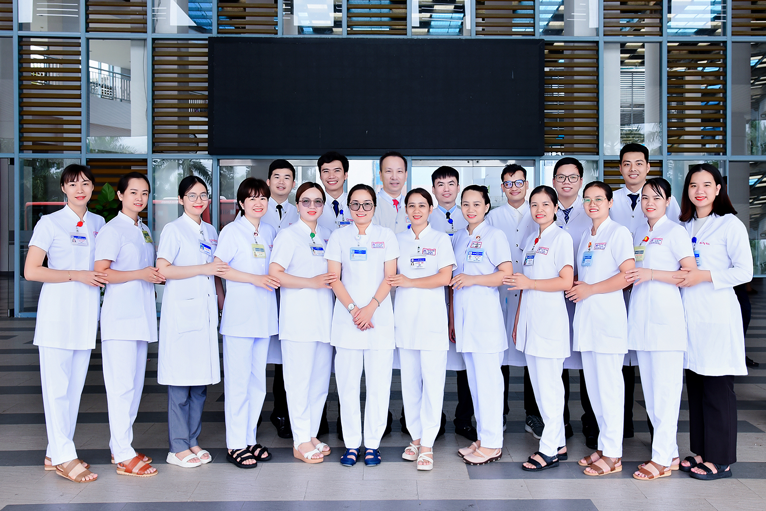 KỸ THUẬT VIÊN CẤY GHÉP IMPLANT ĐANG PHỐI HỢP CÙNG BÁC SĨ TRONG CA PHẪU THUẬT PHỤC HỒI